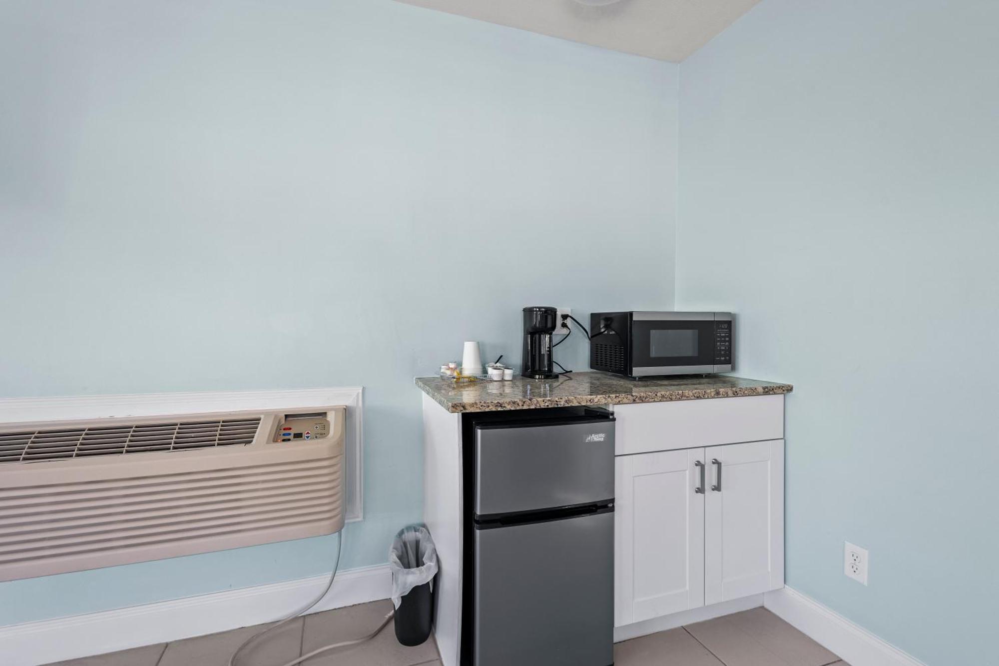 Partial Ocean View Hotel Room- King Bed #1 Fort Pierce Ngoại thất bức ảnh